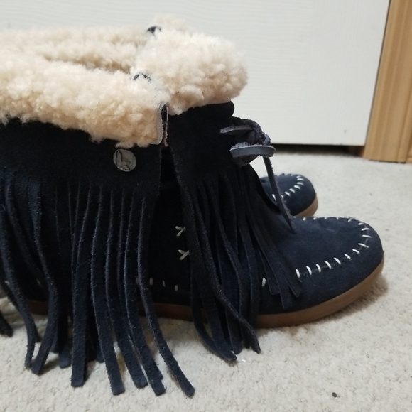 koolaburra by ugg wedge fringe boot Size 10. Boot is used and in good condition. - Picture 12 of 13